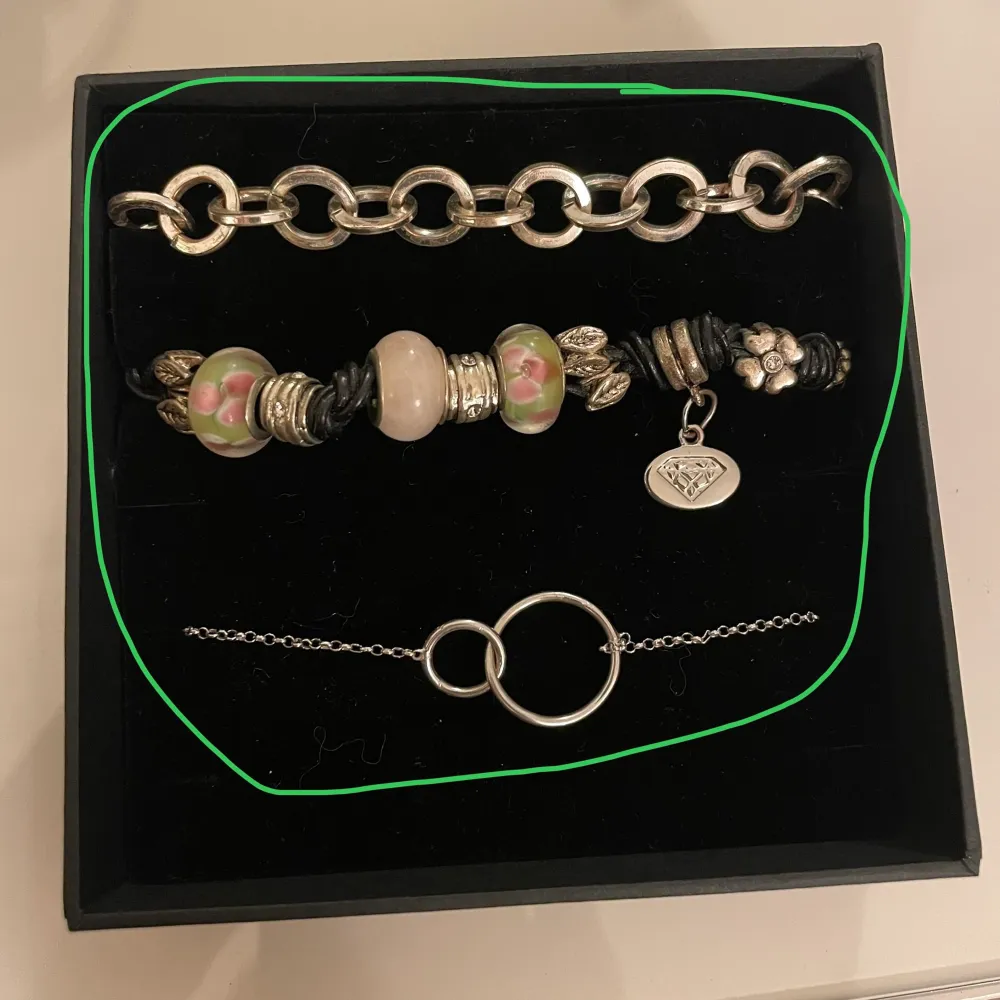Köp av flera smycken prioriteras. Skick kan variera så fråga gärna om bild eller info. Priser: RÖD: 15kr GRÖN: 20kr Har fler annonser med smycken så kolla gärna in dem🥰🥰. Asusteet.