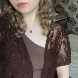 Spetstopp - En jättesöt topp helt i spets som är perfekt för layering! Den är i mycket fint skick. Bara att skriva vid eventuella frågor och funderingar! Jag har 3för2 på allt på min plick så gå gärna in o kika där☺️