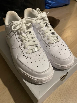 Air force  - Använda vid 3 tillfällen, som nya.  Äkta såklart, kvitto finns.  Storlek: 41 