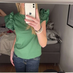 Topp - En superfin topp ifrån Mango som köptes i somras🌸💕 Används ej längre❤️ 