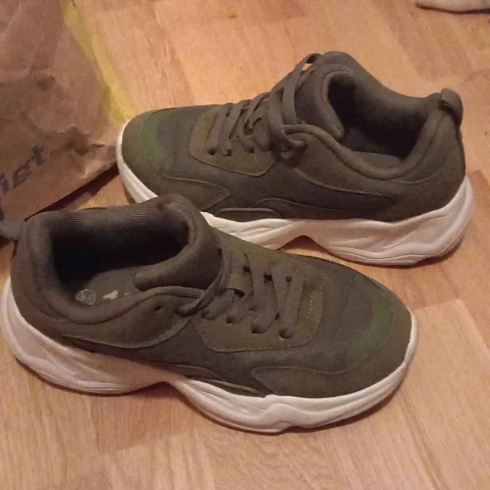 Sneakers skor med lite högre sula storleken är 36 använda men är i väldigt bra skick. Skor.