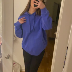 Blå hoodie - Säljer denna fina blåa hoodien. Använd enstaka gånger och är i nyskick. Köparen står för frakten. Storleken är M men sitter som en s på mig som vanligtvis har xs