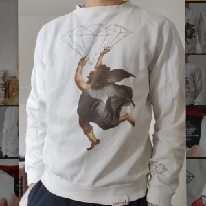 Diamond Supply Co. Tröja - Skick: 7/10 Modell: Herr Strlk: M  Skön tröja från Diamond Supply Co som passar för de flesta tillfällena. Tröjan är i bra skick men har tyvär en mindre fläck på ena ärmen. Jag säljer den endast för att den är för liten för mig.  Frågor? Hör av er!:-)