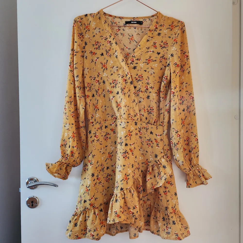 Supersöt gul, blommig klänning från bikbok. Säljer pga för liten, dock min absoluta favoritklänning!!! Hör av dig vid frågor💛. Klänningar.