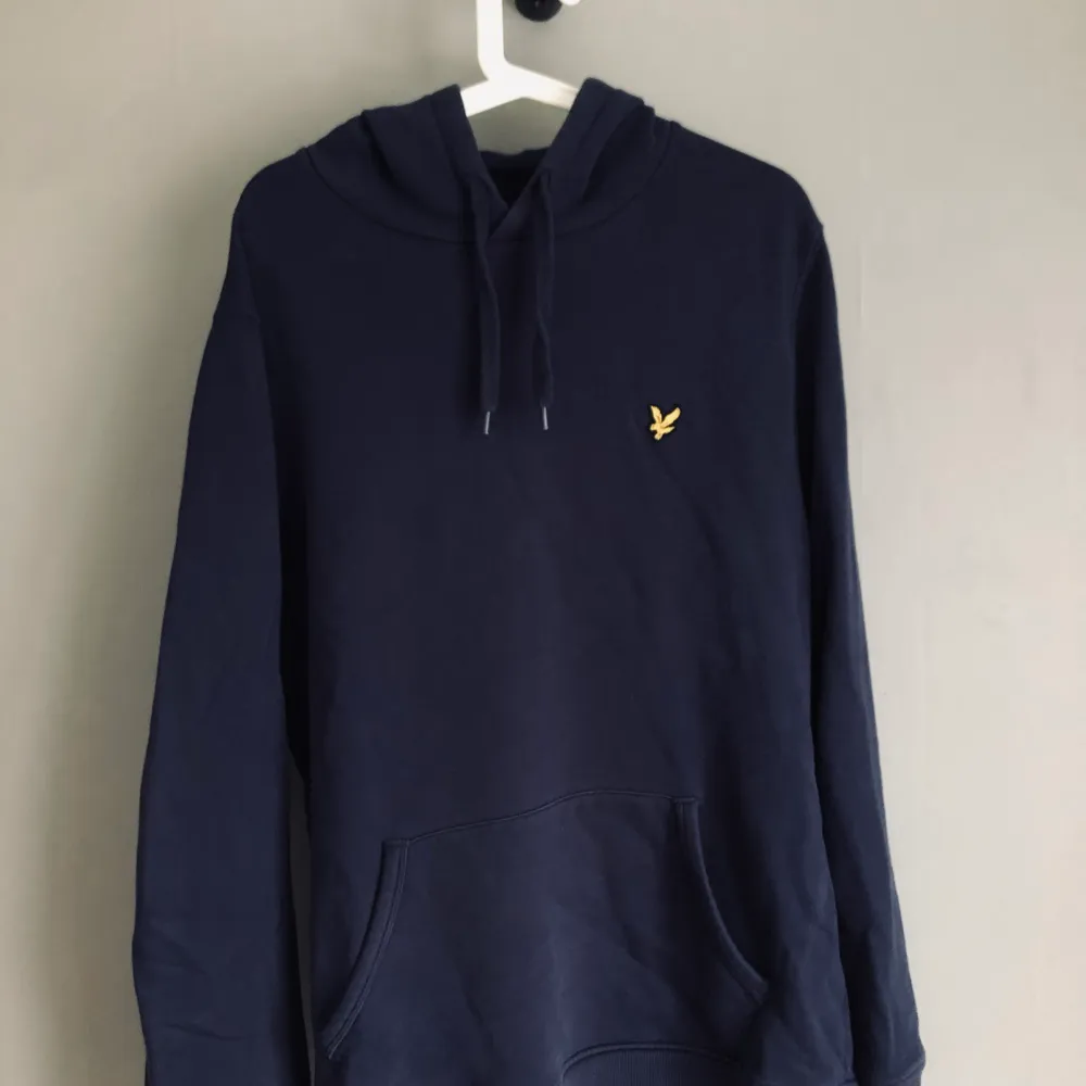 En mörkblå Hoodie av märket lyle & scott. Storlek large och i bra skick.. Hoodies.