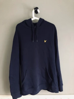 Lyle & Scott Hoodie  - En mörkblå Hoodie av märket lyle & scott. Storlek large och i bra skick.