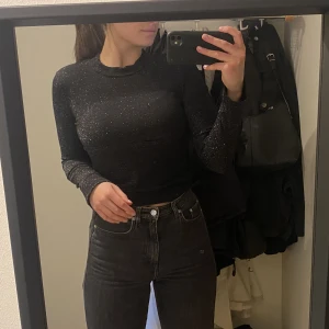 Tight glittertopp - Långärmad tröja, stretchig. Lite nopprig (se andra bilden) men syns knappt. 