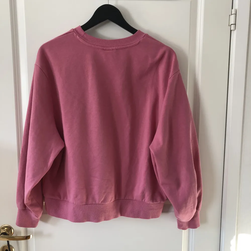Rosa sweatshirt från Monki i storlek S. Säljer då den inte kommer till användning längre. Bra skick.  Köparen står för frakten. Hoodies.