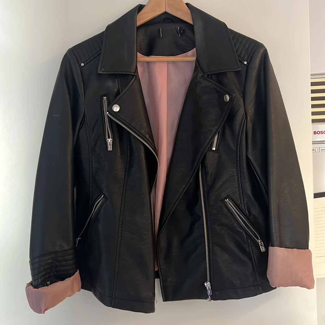 Svart bikerjacka i läderimitation