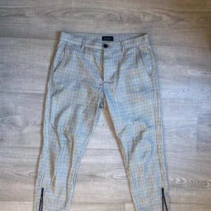Rutiga kostymbyxor  - Säljer rutiga kostymbyxor från märket Gabba i nyskick. Hör av dig privat för frågor eller förslag av pris. 