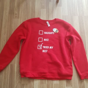 Tjocktröja, jul - Röd tjocktröja i strl XL. Oanvänd, etikett kvar. Köpt på dollarstore