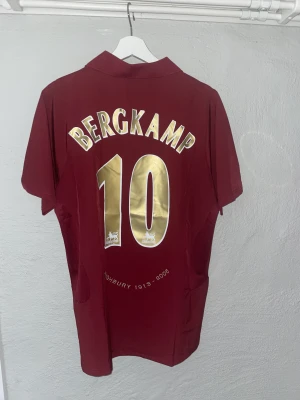 Arsenal retrotröja 2005/2006 #10 Bergkamp fotbollströja  - Sprillans ny retrotröja, aldrig använd, taggar finns kvar. Replika 