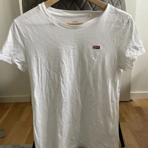 Levi’s t-shirt  - ord.pris 199kr
