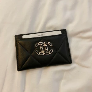 Korthållare - Säljer min superfina korthållare med gulddetaljer som är inspirerad av Chanel. Korthållaren är i fint skick, inga slitage och liknande. 
