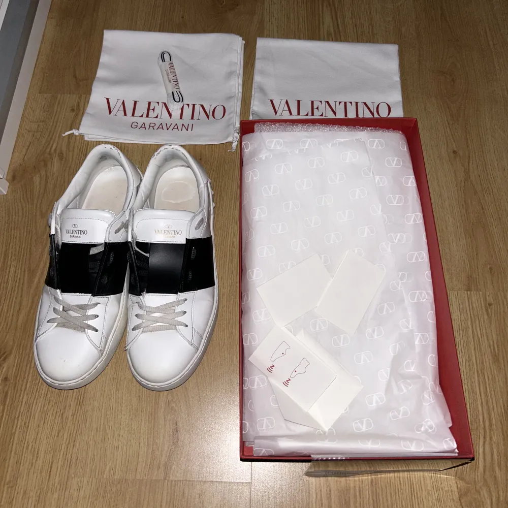 Tja, säljer valentino skor i användt skick men har en del kvar o ge. Pris 2000 kr Storlek 41,5 till 42. Skor.