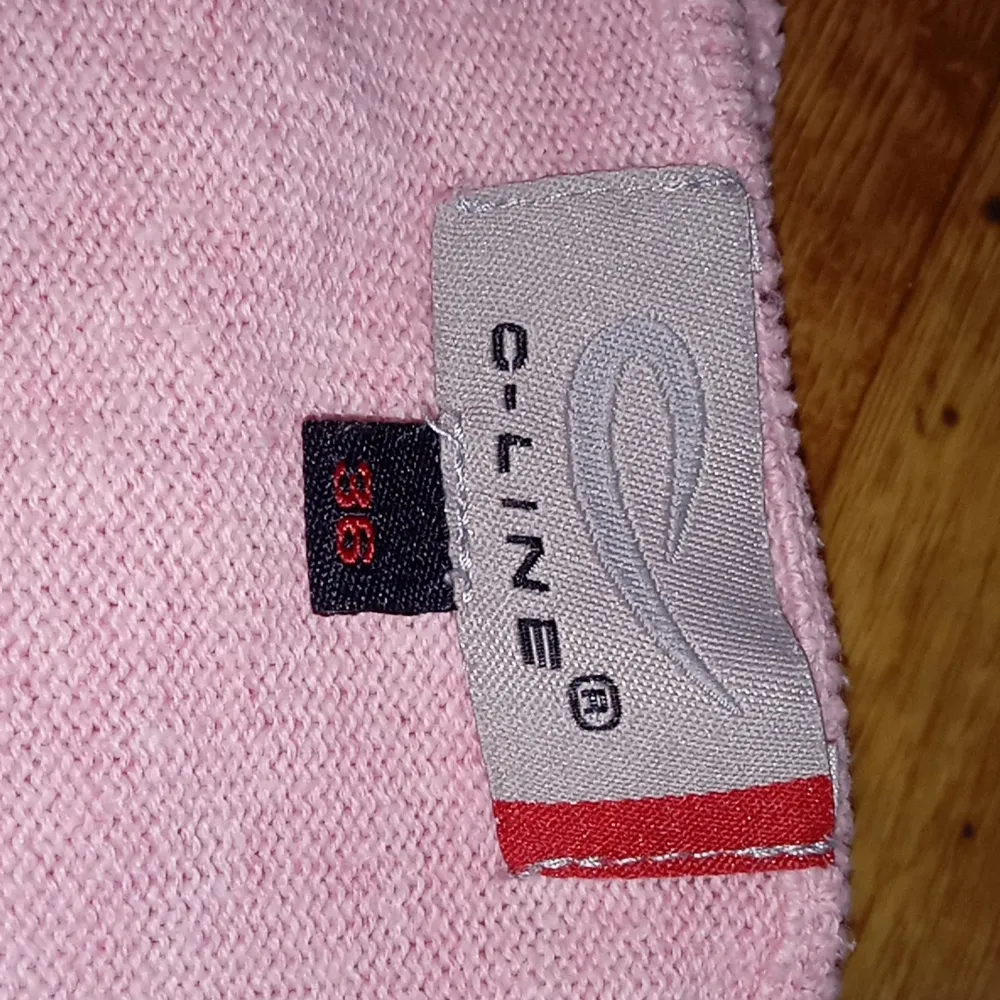 En rosa tröja som ger 90s som är storlek 36 men passar även en 38 är i bra skick och stressig  köparen betalar frakt . Stickat.