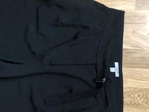 Silkiga kostymbyxor med skärp - Sköna byxor från H&M. Höga i midjan med skärp. Märke från strykning på låret.