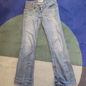 Lågmidjade Levis jeans  - Så så så snygga Levis jeans💓💓💓 Jeansen är lågmidjade och utsvängda🙌🏼🙌🏼