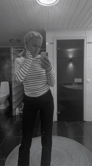 Kostymbyxor  - Säljer ett par svarta kostymbyxor från bikbok,använda 2-3 gånger. Storlek 34. Köparen står för frakten