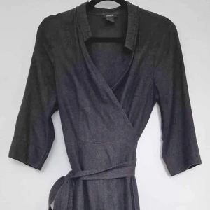 Klänning  - Storl S En svart klänning i omlottmodell i 45% viscos och 55% lin. Ca.115 cm Sparsamt använd, inga anmärkningar.  Pris 200:- 