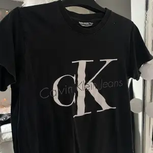Calvin Klein tröja ,  Köpt i somras använd få ta gånger 