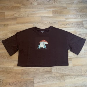 T-shirt - En brun magtröja med ett tryck på, använd 1 gång, som ny