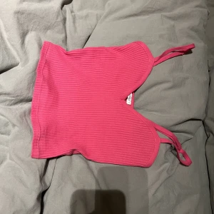Rosa topp  - Supersöt rosa topp med fin skräddarsydd form runt brösten! 