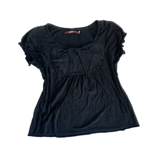 Svart topp - Snygg svart topp, passar M