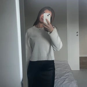 Vit tröja 🤍 - Säljer nu denna fina tröja från pieces! Perfekt nu till våren, köpt för 399kr. Kontakta mig för ytterligare bilder eller frågor❣️