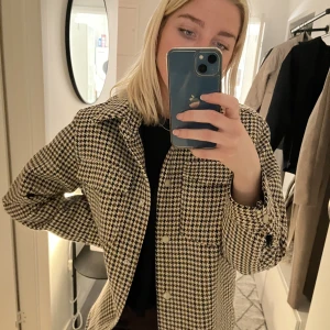 Beigebrun rutig kappa  - Beige/brun rutig? Kappa från h&m. Superfin till våren🤎