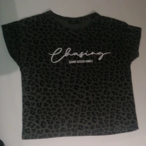 Lång magtröja - Grön tröja med leopard mönster