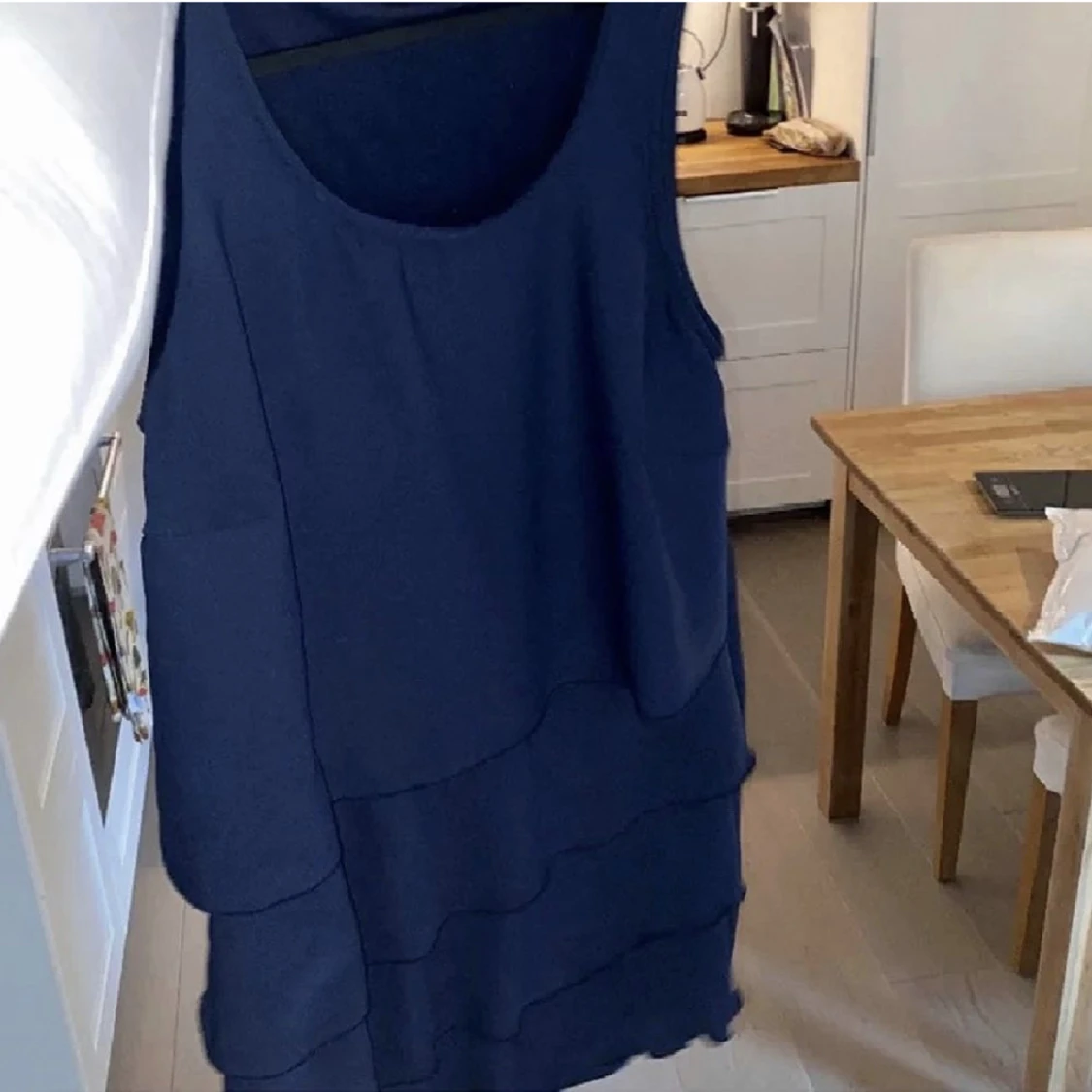 Marin blå volang klänning  - 90