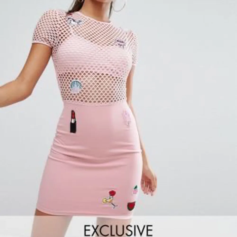 Säljer denna då toppen inuti tyvärr va förliten för mig💗Toppen passar nog en A-C kupa bättre💗Tror inte att klänningen finns att köpa längre då jag inte hittar den i lager på någon hemsida 💗Original pris: 36£=452kr💗 SPÅRBAR FRAKT . Klänningar.