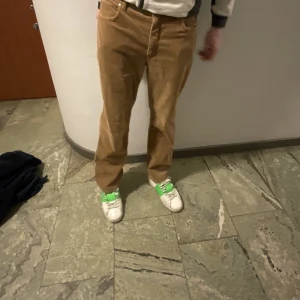 Fleece liknande byxor. Jätte bekväma - Sjukt coola byxor i w32. Är runt 190cm.