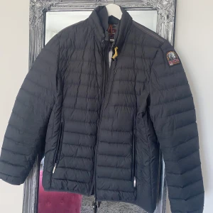 Parajumper - Svart Parajumper jacka som är köpt för några år sedan men använts några fåtal gånger då den är för stor för mig.