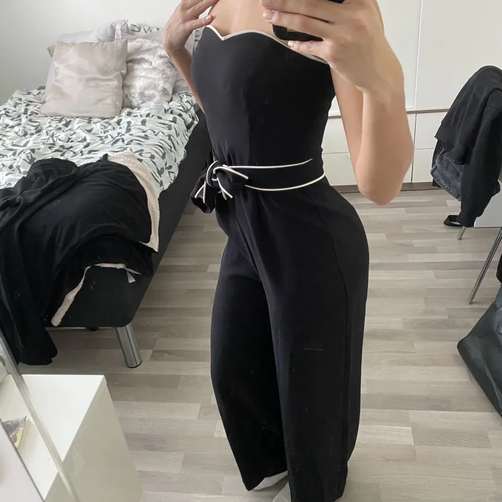 Smickrande och bekväm jumpsuit från H&M. Knappt använd och är som ny. Bältet är avtagbart och jumpsuiten har även gummi vid bysten så den inte glider ner. Bara fråga vid fler frågor.  Frakt tillkommer💗. Klänningar.