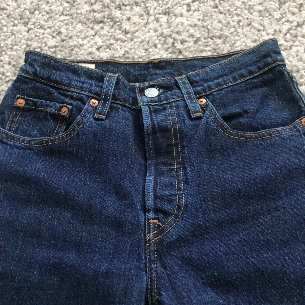 Jättefina 501 Levis jeans som tyvärr inte kommer till användning för mig. Oanvända och i superfint skick, waist är i storlek 24 men passar mig bra som ofta har 34/36, pris kan diskuteras💕. Jeans & Byxor.