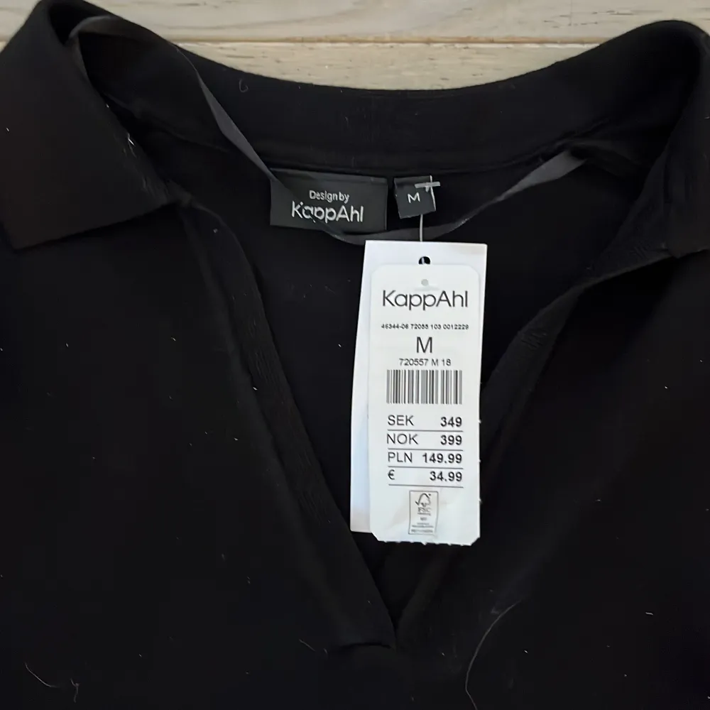Säljer denna helt nya trekvarts t shirt med slits på sidan då den tyvär inte kommit till användning. . T-shirts.