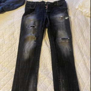 Dsquared2 jeans - Säljer dom för dom var förstora nyskick  Skriv för pris eller mer bilder  Självklart äkta men har tyvärr inget kvitto kvar  Skriv om ett annat pris 