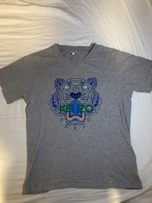 Kenzo T-shirt  - Använd väldigt få gånger. Inga fläckar eller skador. Säljs pågrund av för lite användning. Pris kan diskuteras