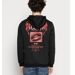 Hoodie me tryck - Denna cool hoodie med tryck används ej mer, köptes på zalando för 359. Använd väldigt lite så är i nyskick. Den är i ”unisex” alltså lite större i storlek! 