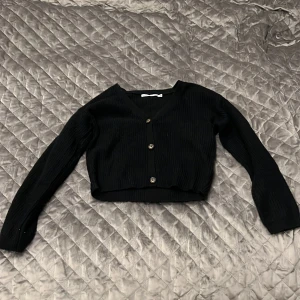 Stickad kofta - Bra skick! Säljer pga inte kommit till användning. Köpte den i somras. Använt 0 gånger.