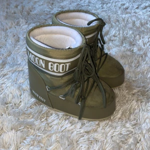 Moonboots - Moonboots i fint skick använda en vecka. Finns några mindre fläckar/ märken. (Tvättar bort fläckarna som är längst fram innan jag skickar iväg dem!) Har storlek 38 och dem satt bra på mig!✨ Kom med bud!