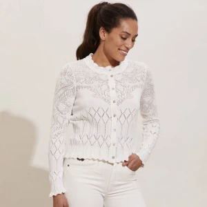 Odd Molly vit kofta  - Vit stickad Odd Molly Mathilda cardigan i storlek 2, visad på en 0-1. Helt ny med prislapp, nypris 1695 kr.  Kika på mina andra annonser, jag samfraktar gärna. Pris kan diskuteras, om vid ytterligare frågor!