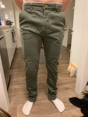 Chinos - Mörkgröna chinos, inte använda så mycket. Är 182 lång passar bra på mig.