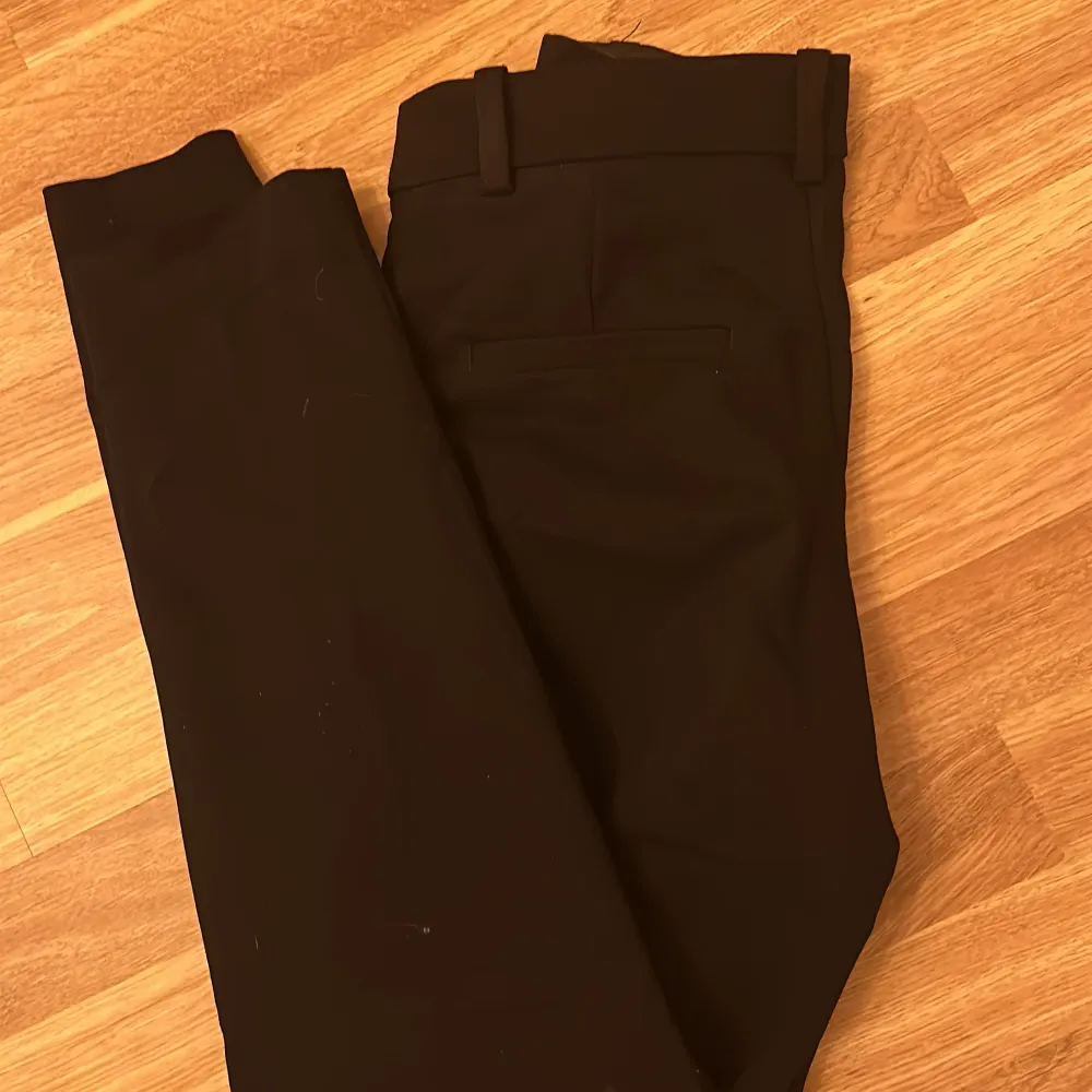 Svarta kostymbyxor från hm, lågmidjade, storlek 34, använd 2 gånger . Jeans & Byxor.
