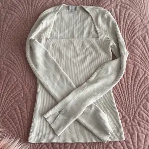 En beige tröja som är köpt från H&M under vintras, helt oanvänd och är i storlek M
