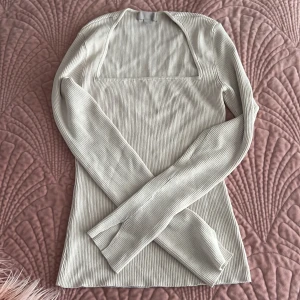 Beige tröja - En beige tröja som är köpt från H&M under vintras, helt oanvänd och är i storlek M