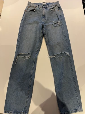 Gina tricot jeans - Säljer nu mina fina 90’s jeans från gina tricot i storlek 34. De är i ett använt men fint skick🥰