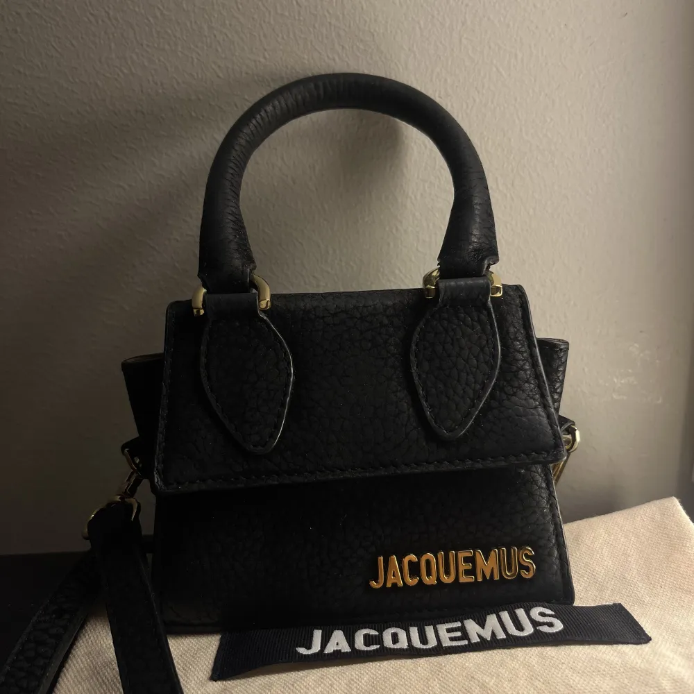 Svart liten Jacquemus väska köpt från Nathalie Schuterman i sammet (gammal modell). Dustbag samt kartong tillkommer, dock inget kvitto eftersom det var en present, därav priset.. Väskor.